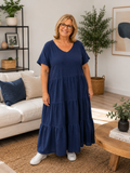 Bomuldskjolen til plus size kvinden som elsker maxi-kjoler. Dette er en af de kjoler du vil komme til at elske å selv de varmeste dage. 

Billedet er genereret vha. AI.