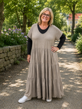 Bomuldskjolen til plus size kvinden som elsker maxi-kjoler. Dette er en af de kjoler du vil komme til at elske å selv de varmeste dage. 

Billedet er genereret vha. AI.