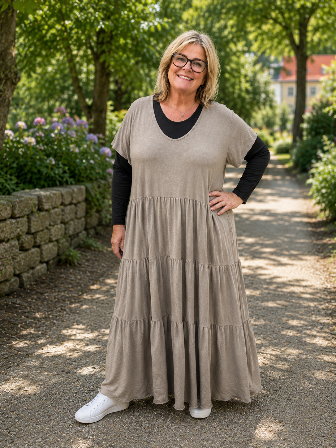 Bomuldskjolen til plus size kvinden som elsker maxi-kjoler. Dette er en af de kjoler du vil komme til at elske å selv de varmeste dage. 

Billedet er genereret vha. AI.