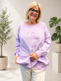 Lækker plus size bomuldssweatshirt som findes i mange forskellige farver. Den er dejlig rummelig i facon og kan bruges op til en str. 50+