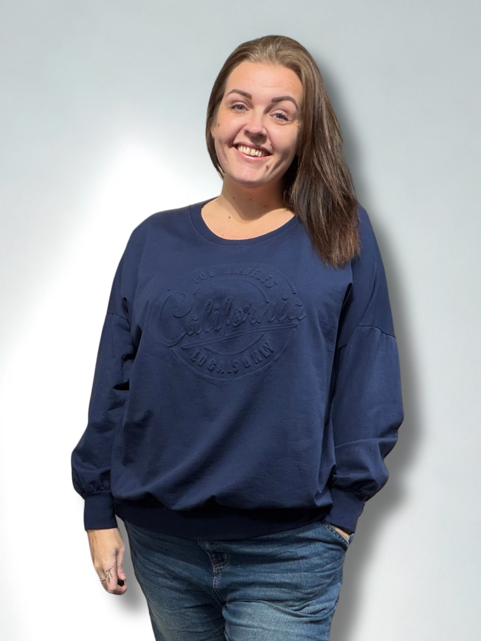 “Plus size Helle sweatshirt i blød bomuld med rund hals, langt ærme og præget tryk foran, rummelig pasform til  plussize kvinder.”