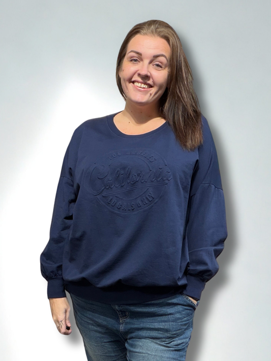 “Plus size Helle sweatshirt i blød bomuld med rund hals, langt ærme og præget tryk foran, rummelig pasform til  plussize kvinder.”