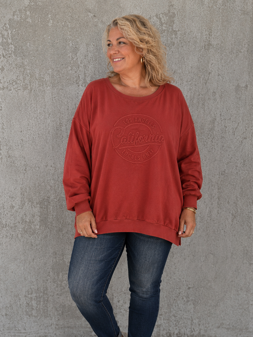 Lækker plus size bomuldssweatshirt som findes i mange forskellige farver. Den er dejlig rummelig i facon og kan bruges op til en str. 50+