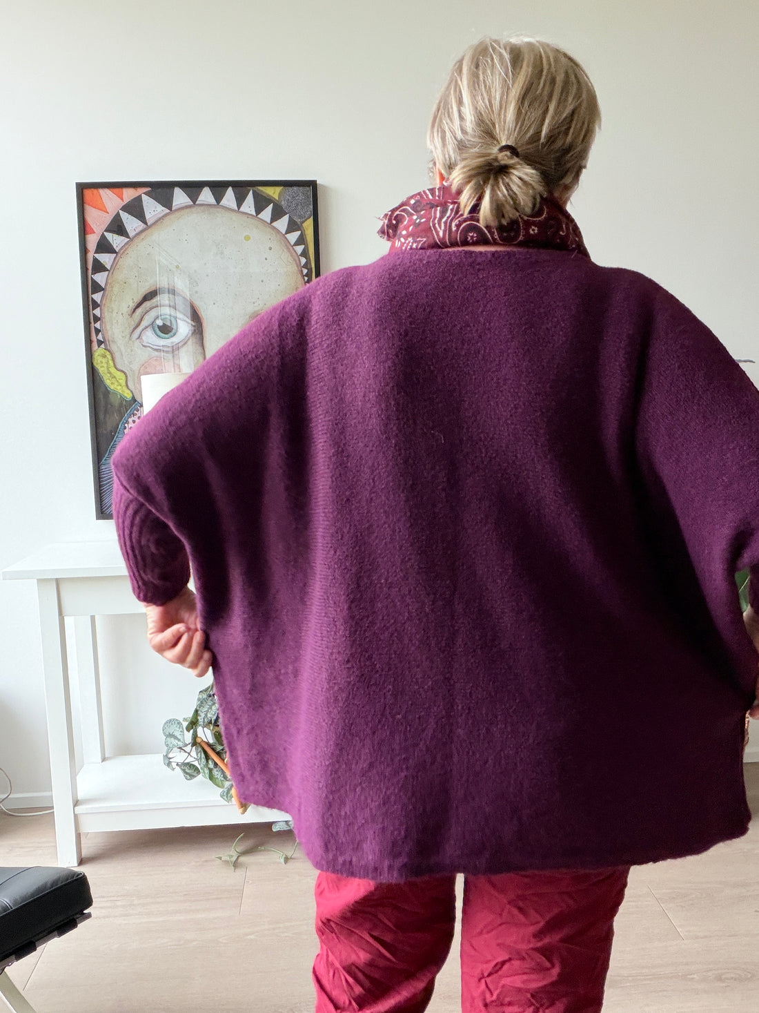 Alt-tekst: **Henry uldstrik i plus size med flagermusærmer, bådhals og lange ærmer med rib. Let og blød strik, fås i 5 flotte farver. Billedet er AI-genereret.**