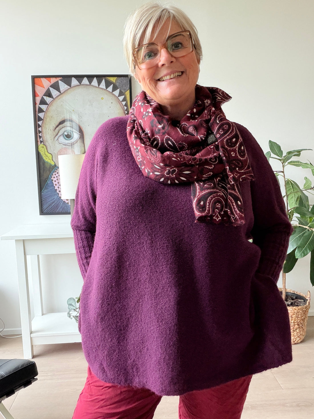 Alt-tekst: **Henry uldstrik i plus size med flagermusærmer, bådhals og lange ærmer med rib. Let og blød strik, fås i 5 flotte farver. Billedet er AI-genereret.**