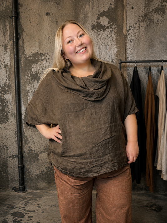 Smart plus size tunika i 100% hør. Den passer virkelig godt med vores Hulda hør stumpebuks, som er i samme kvalitet. Tunikaen her findes i et hav af forskellige farver.