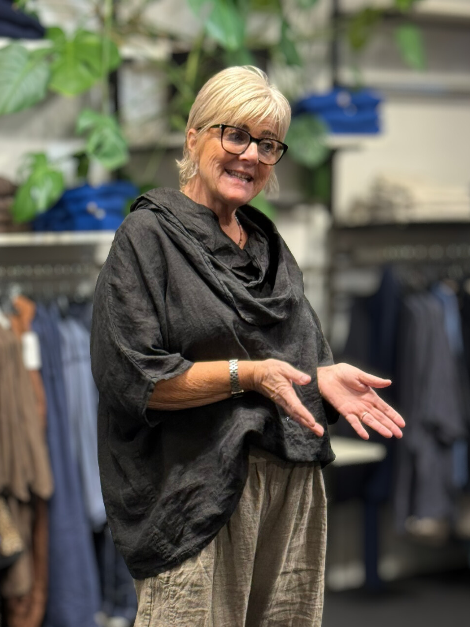 Hilda hør tunikaen er en style du kan bruge året rundt, og så har vi den i mange farver. Den er i 100% hør og er speciel pga den flotte og anderledes hals.