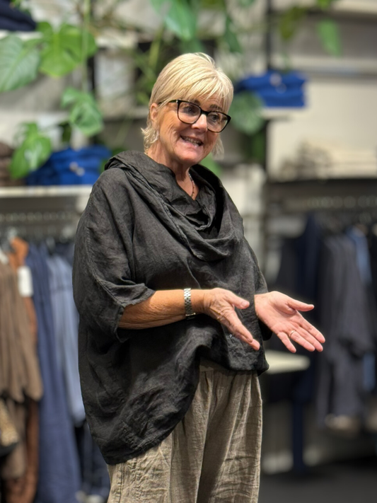 Hilda hør tunikaen er en style du kan bruge året rundt, og så har vi den i mange farver. Den er i 100% hør og er speciel pga den flotte og anderledes hals.