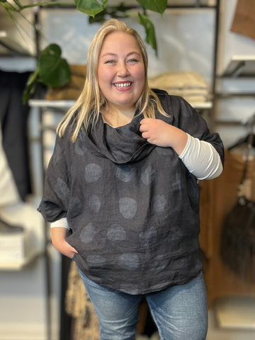 Hilda hør tunikaen er en style du kan bruge året rundt, og så har vi den i mange farver. Den er i 100% hør og er speciel pga den flotte og anderledes hals.