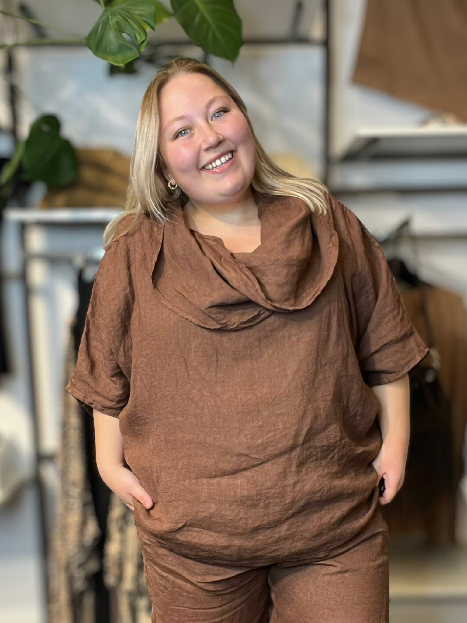 Hilda hør tunikaen er en style du kan bruge året rundt, og så har vi den i mange farver. Den er i 100% hør og er speciel pga den flotte og anderledes hals.