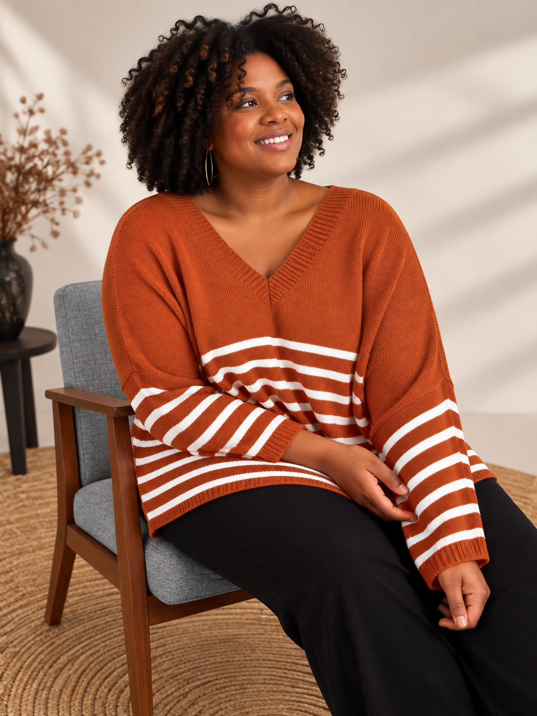 Hille plussize strik med hvide striber og V-hals, vist på plus size model. Billedet er AI-genereret.