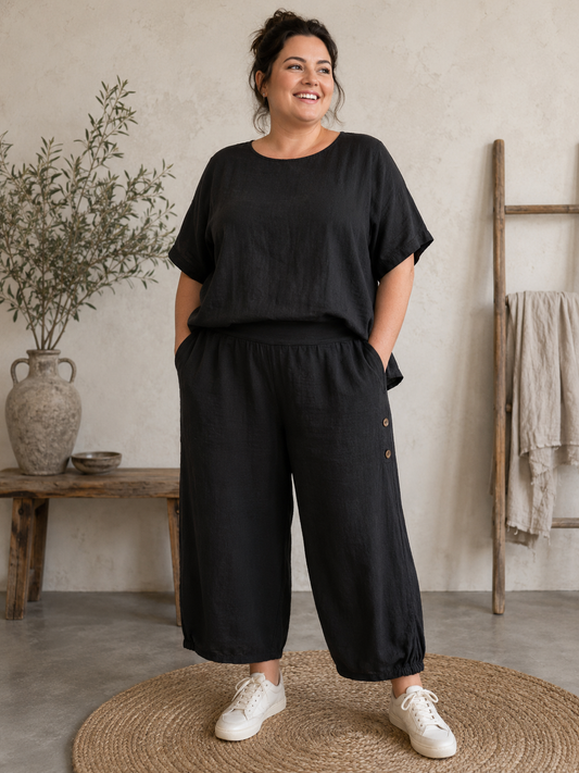 Den perfekte stumpebuks i hør til plus size kroppen. Den kan bruges året rundt, og så findes den i mange forskellige farver. 

Billedet er genereret vha. AI-teknologi for at vise buksen på en person.