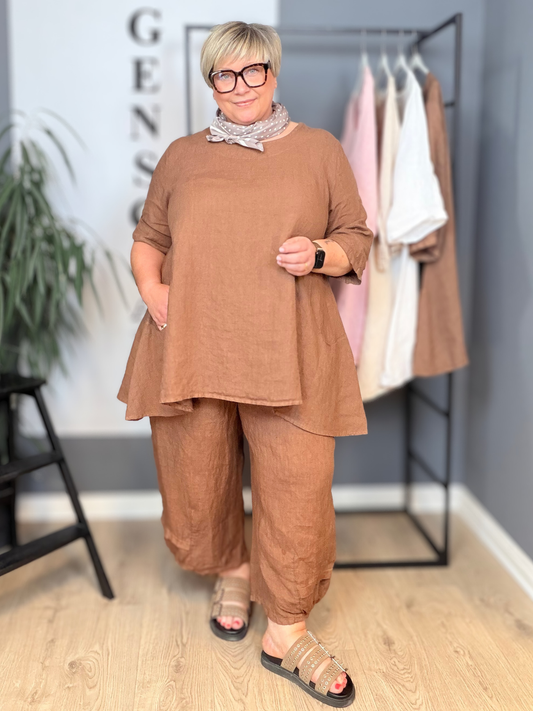 Hulda plus size hørbuks i terracotta. Den er rummelig i facon og findes i mange farver, vi elsker nemlig hør både sommer og vinter. 

Her er Hulda buksen sat sammen med den smukke Nola tunika, som også er i 100% hør. 