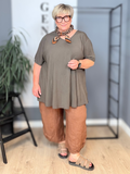 Hulda plus size hørbuks i terracotta. Den er rummelig i facon og findes i mange farver, vi elsker nemlig hør både sommer og vinter. 