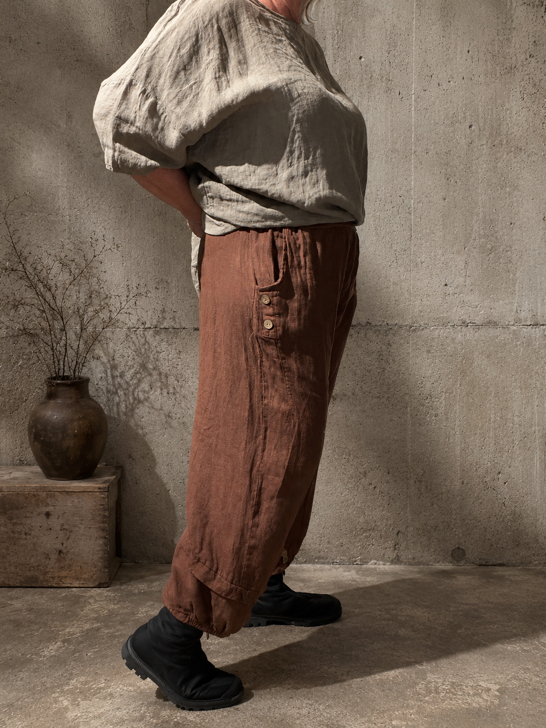Den perfekte stumpebuks i hør til plus size kroppen. Den kan bruges året rundt, og så findes den i mange forskellige farver.