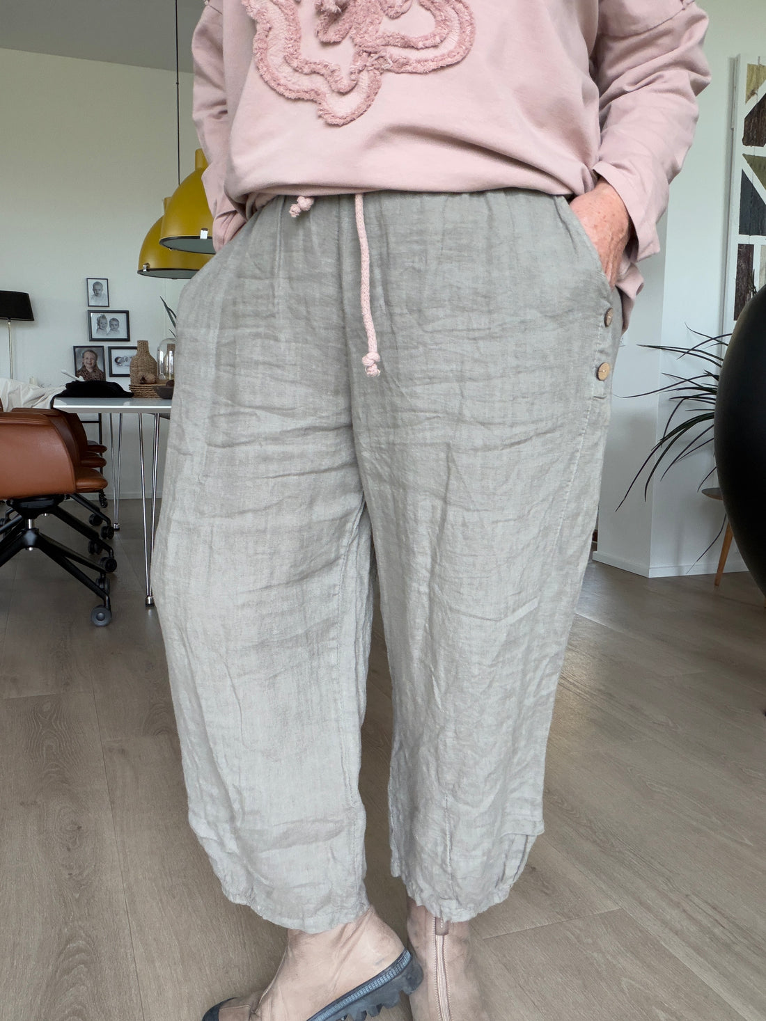 Smart plus size tunika i 100% hør. Den passer virkelig godt med vores Hulda hør stumpebuks, som er i samme kvalitet. Tunikaen her findes i et hav af forskellige farver.

Billedet er genereret vha. AI-teknologi for at vise tunikaen på en 