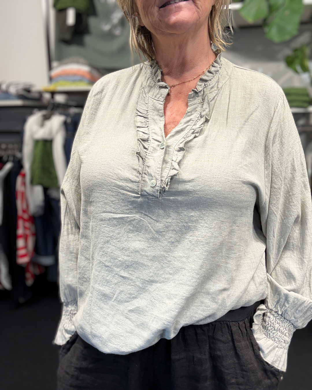 Hanna hør skjorten er den lækreste plus size skjorte, som fås i flere farver og størrelser. Her ses den i faven Sand.