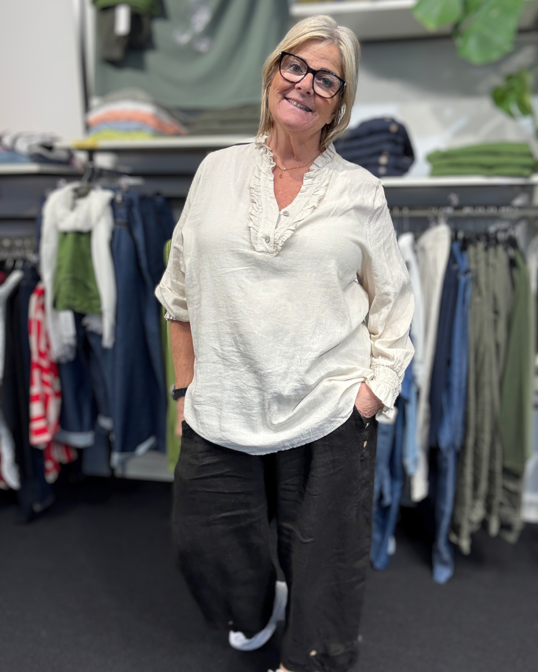 Hanna hør skjorten er den lækreste plus size plus size skjorte, som fås i flere farver og størrelser. Her sammen med Hulda hør buksen i farven sort. 