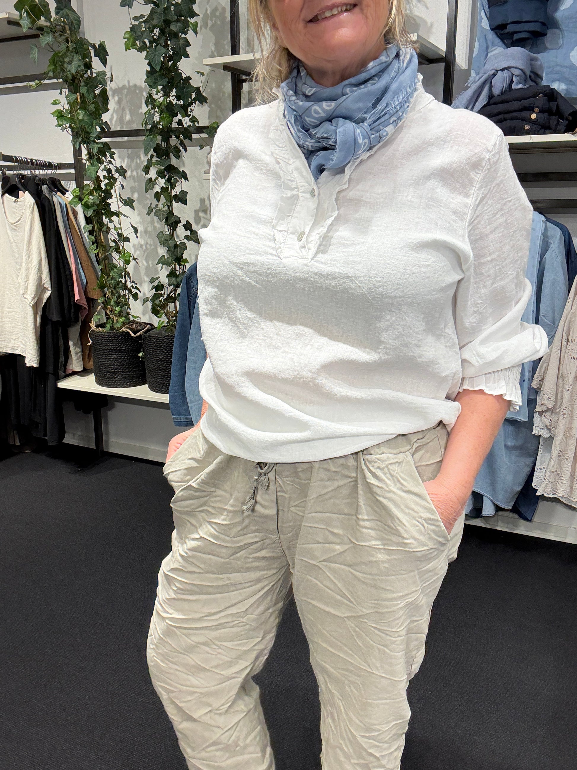 Hanna hør skjorten er den lækreste plus size plus size skjorte, som fås i flere farver og størrelser.