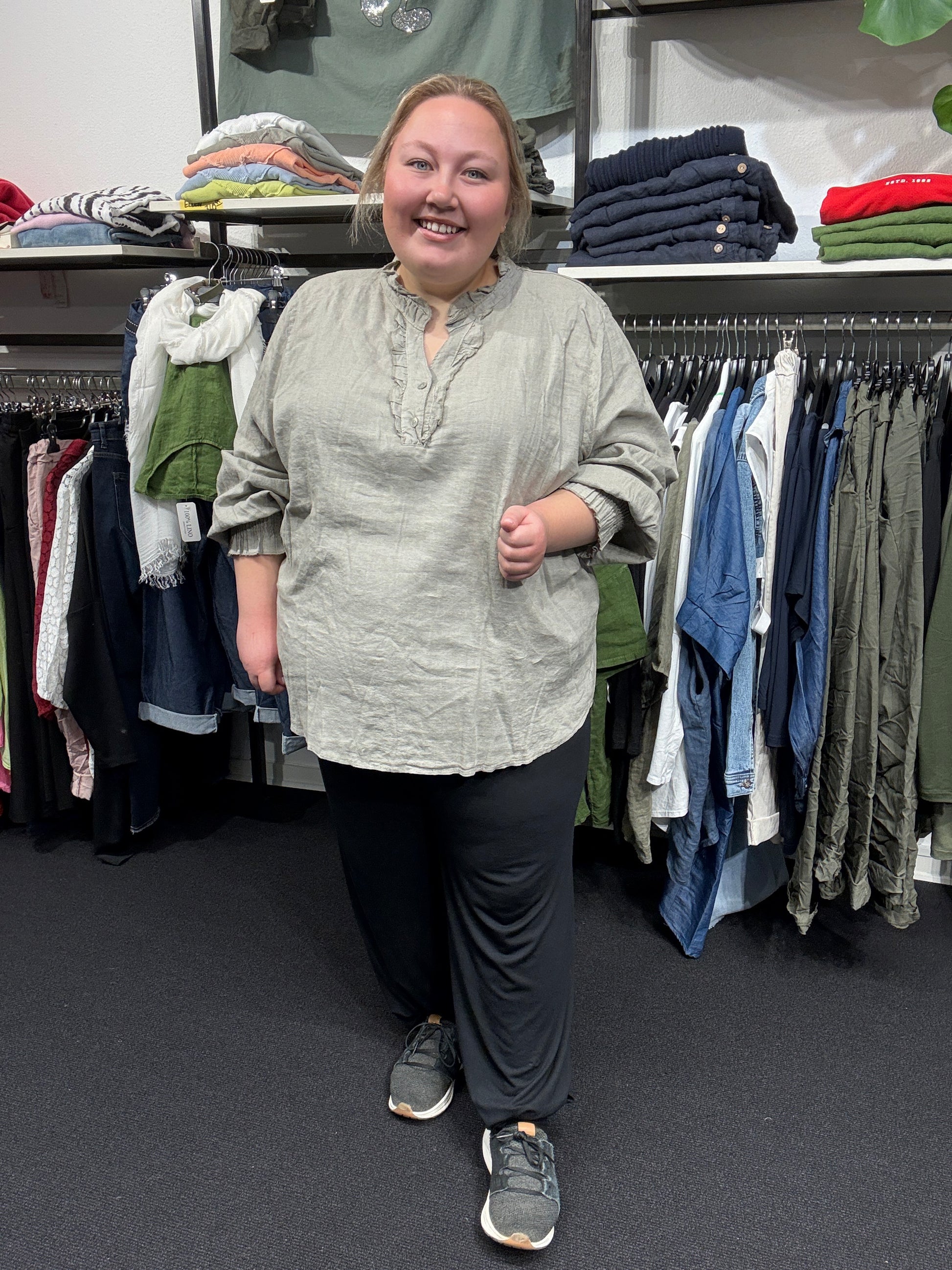 Hanna hør skjorten er den lækreste plus size skjorte, som fås i flere farver og størrelser. her ses den i farven sand. 