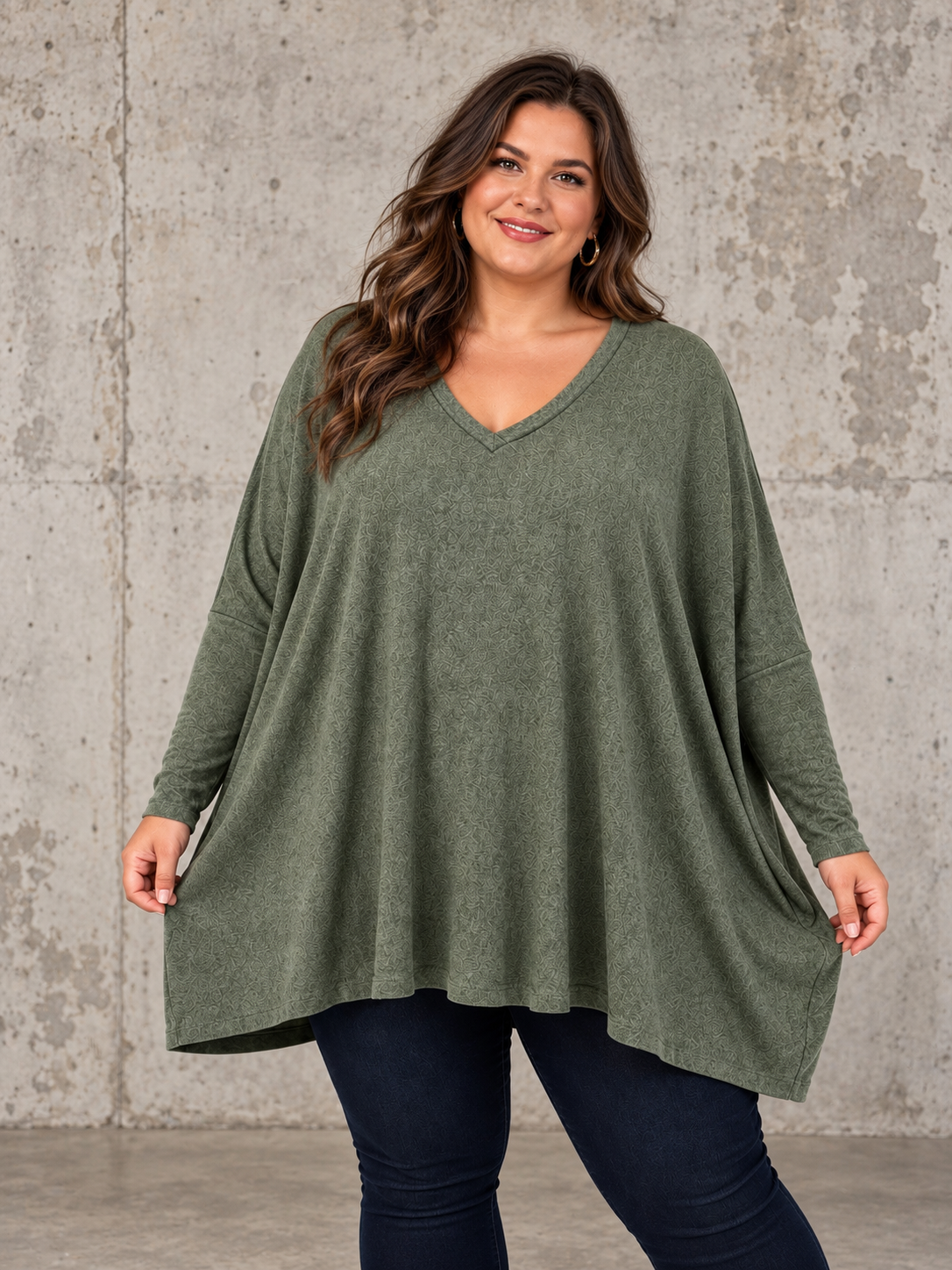Hanne plussize strik i blød kvalitet med V-hals, lange ærmer og løs, rummelig pasform. Vist på plus size model – billedet er AI-genereret.