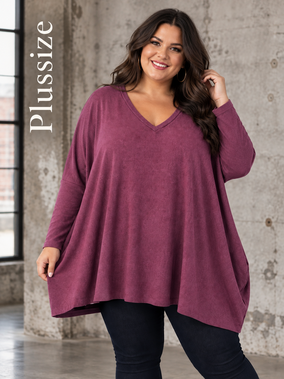 Hanne plussize strik i blød kvalitet med V-hals, lange ærmer og løs, rummelig pasform. Vist på plus size model – billedet er AI-genereret.