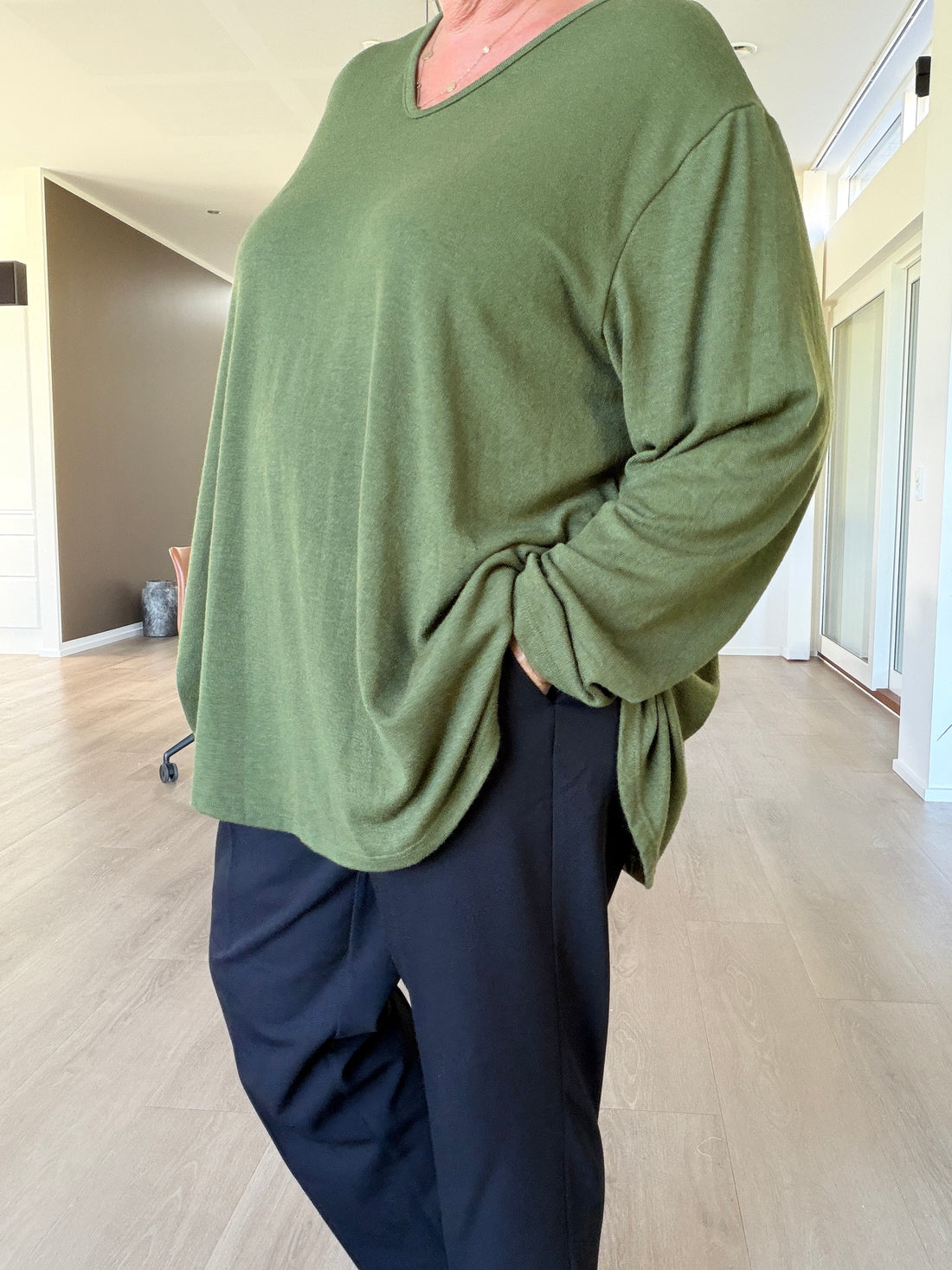 Tynd plus size strik bluse, som er perfekt til de kolde dage. Den er med en meget blød v-hals, som hurtigt ser rund ud. Den er med lange ærmer og har en flot facon. 

Billedet er genereret vha. AI-teknologi. 