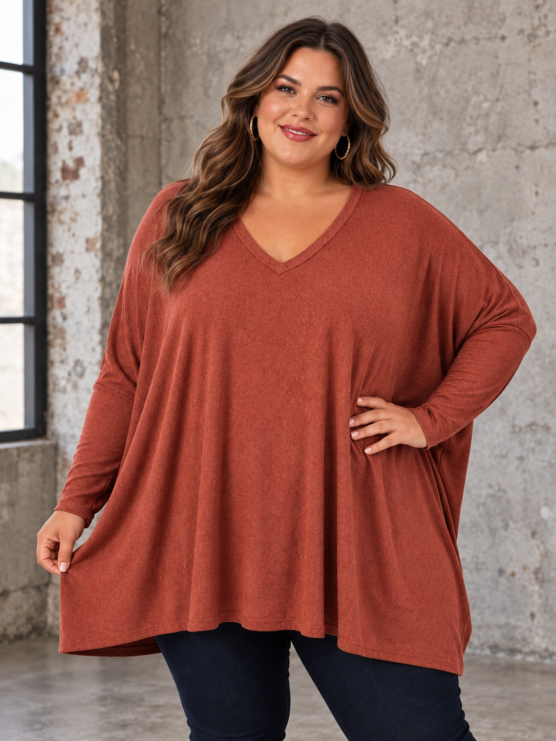 Hanne plussize strik i blød kvalitet med V-hals, lange ærmer og løs, rummelig pasform. Vist på plus size model – billedet er AI-genereret.
