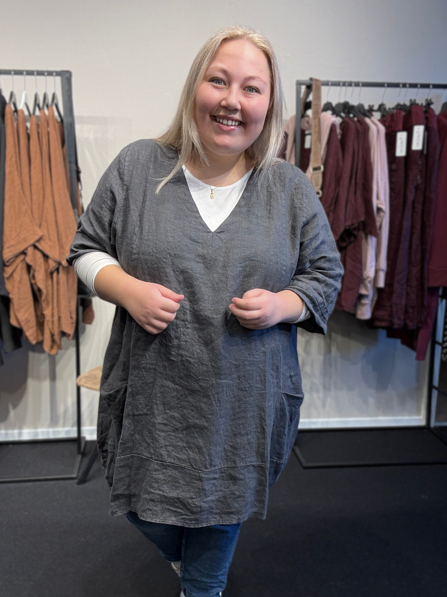Hannelora hørtunika til plus size pigen, her i den smukke grå farve, men findes i flere farver Sigensgaard.dk 