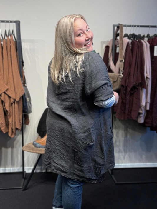 Hannelora hørtunika til plus size pigen, her i den smukke grå farve, men findes i flere farver Sigensgaard.dk 