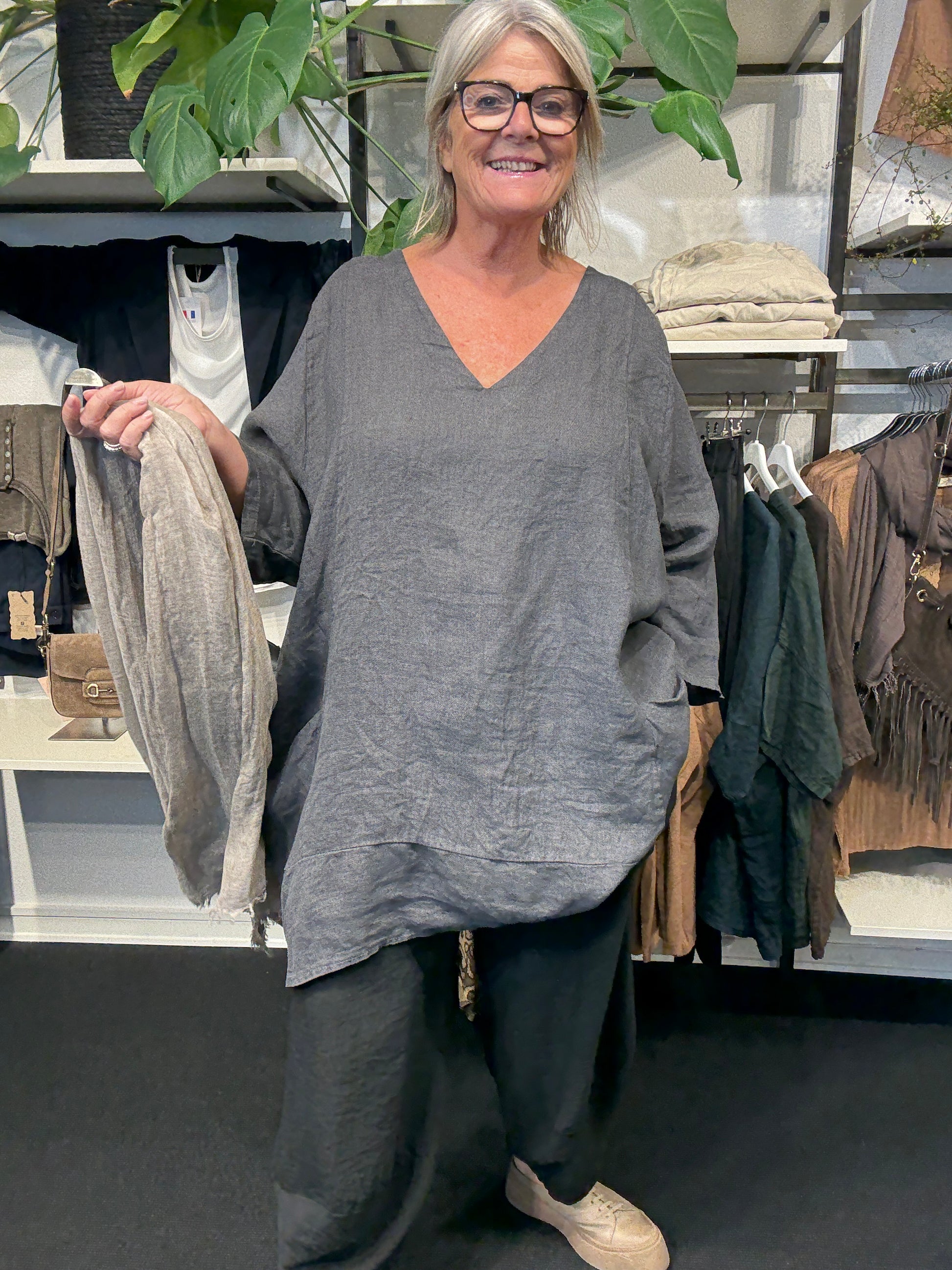 Hannelora hørtunika i den smuke grå farve men findes i flere farver Sigensgaarddk plussize
