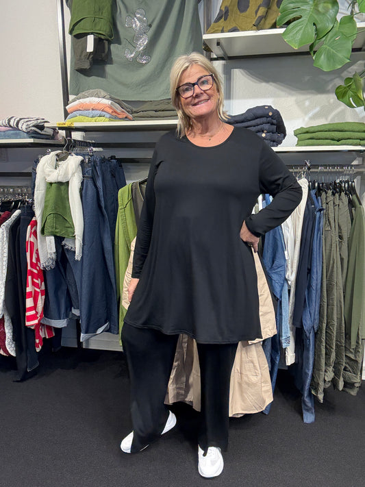 Lækker plus size t-shirt, som er med rund hals, lange ærmer og har har den en dejlig længde. Den er tynd i kvaliteten, som ellers er 94% viskose og 6% stræk. Her ses den i den sorte variant, men den findes også i en ler.