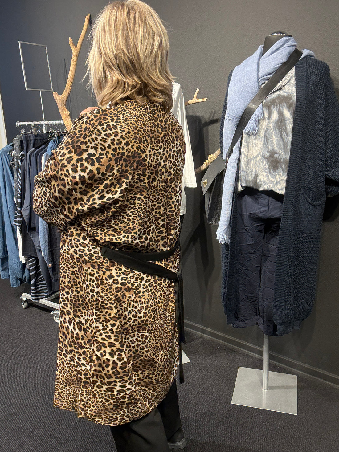 Helene plussize kimono i leopard fra Sigensgaard.dk 