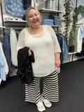 Plus size Megan 3 buksen, som passer til Megan 1 strikken i samme mønster. De to styles kan dog sagtens bruges hver for sig. Dette er en buks i capri længde. Her er buksen sat sammen med Helga hul strikken fra Sigensgaard.