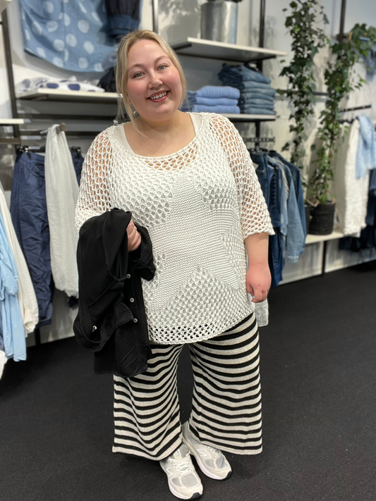 Plus size Megan 3 buksen, som passer til Megan 1 strikken i samme mønster. De to styles kan dog sagtens bruges hver for sig. Dette er en buks i capri længde. Her er buksen sat sammen med Helga hul strikken fra Sigensgaard.