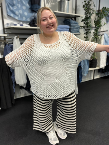 Helga hul plus size strikken, som her er sat sammen med Megan 3 bukserne fra Wasabi. Modellen er en str. 50+.