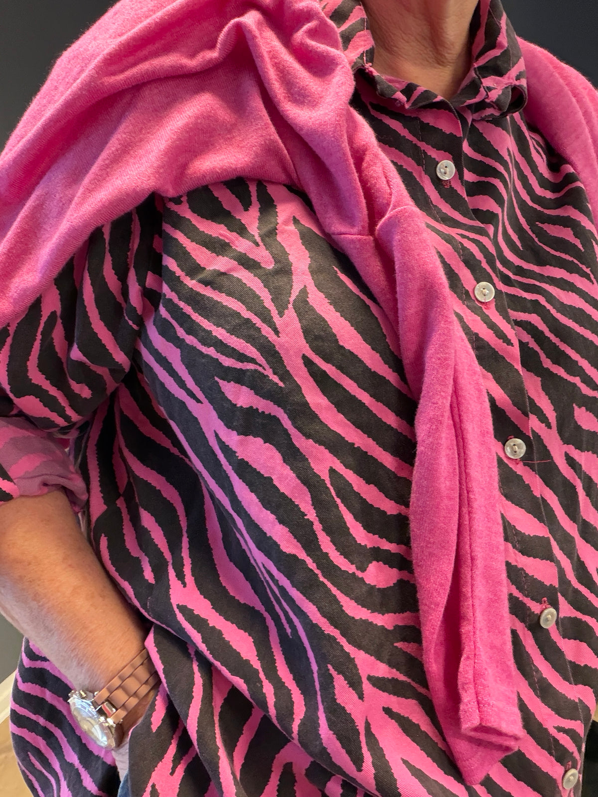“Helga skjorte i tidløst design – let, behagelig og nem at style.”her i den pink