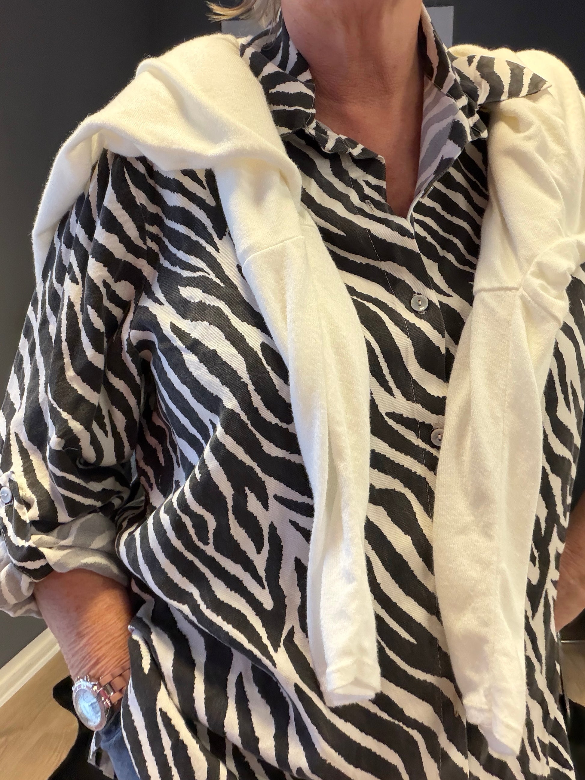 “Helga skjorte i tidløst design – let, behagelig og nem at style.”denne er i hvid