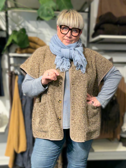 Lækker boucle vest som er til pluspiger gennemknappet og med 2 lommer.