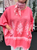 Lækker plus size tunika i viskose. Den har et fantastisk brystmål på 200cm, og så har den to lommer foran, hvor der også er en smukt mønster. Her ses tunikaen i farven pink.
