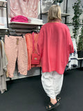 Lækker plus size tunika i viskose. Den har et fantastisk brystmål på 200cm, og så har den to lommer foran, hvor der også er en smukt mønster. Her ses tunikaen i farven pink.