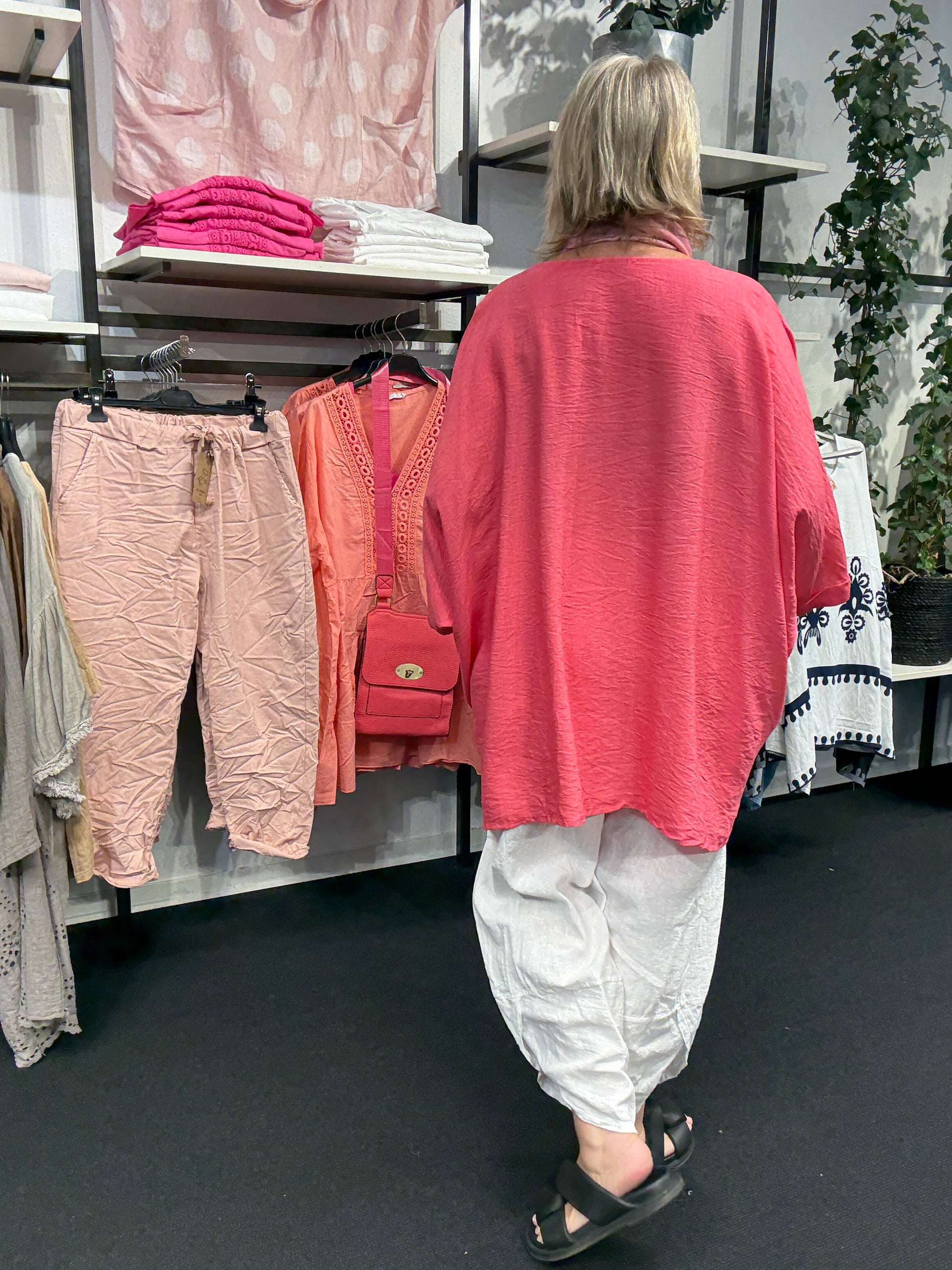 Lækker plus size tunika i viskose. Den har et fantastisk brystmål på 200cm, og så har den to lommer foran, hvor der også er en smukt mønster. Her ses tunikaen i farven pink.