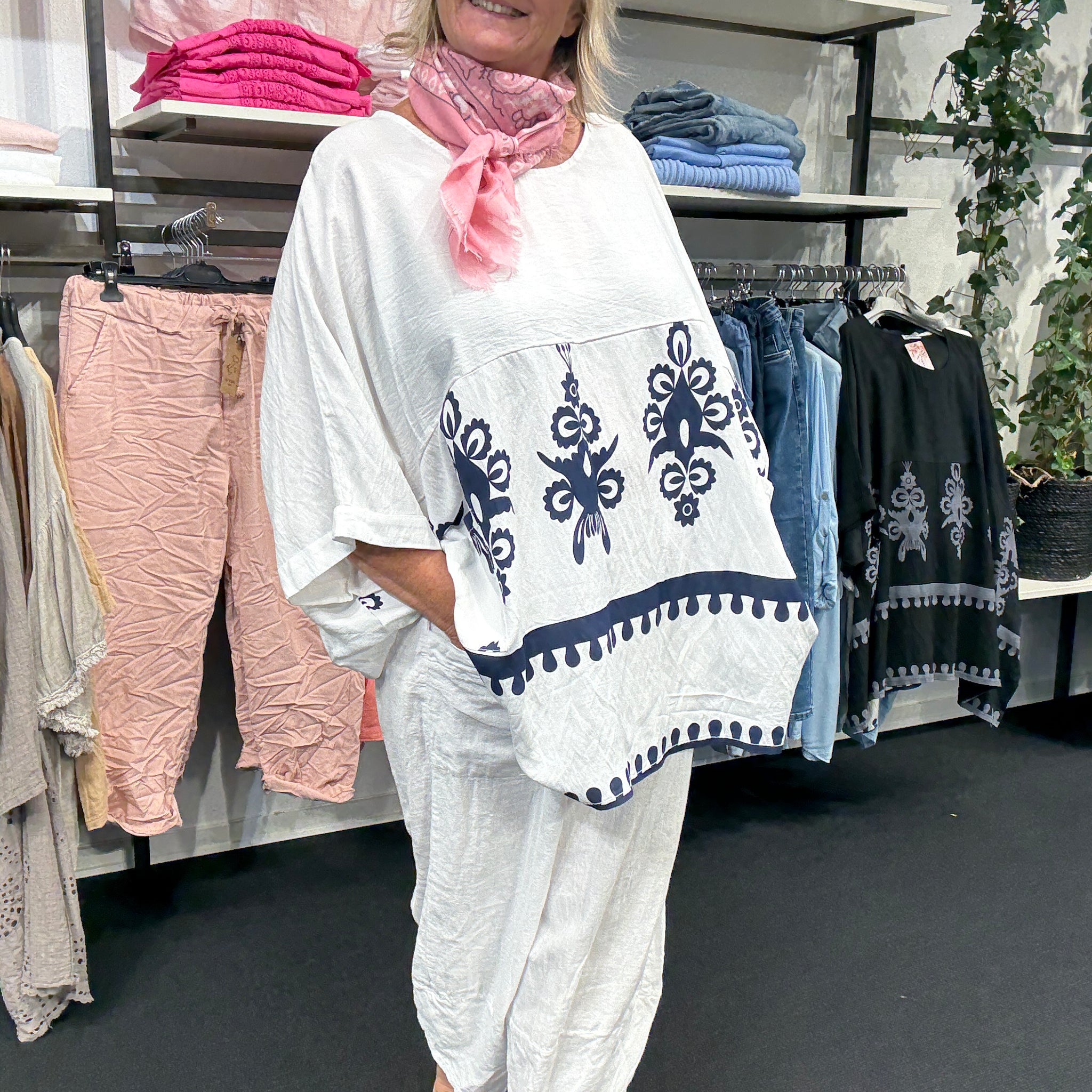 Lækker plus size tunika i viskose. Den har et fantastisk brystmål på 200cm, og så har den to lommer foran, hvor der også er en smukt mønster. Her ses tunikaen i farven hvid.