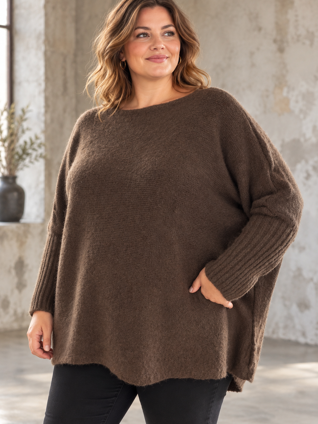 Alt-tekst: **Henry uldstrik i plus size med flagermusærmer, bådhals og lange ærmer med rib. Let og blød strik, fås i 5 flotte farver. Billedet er AI-genereret.**