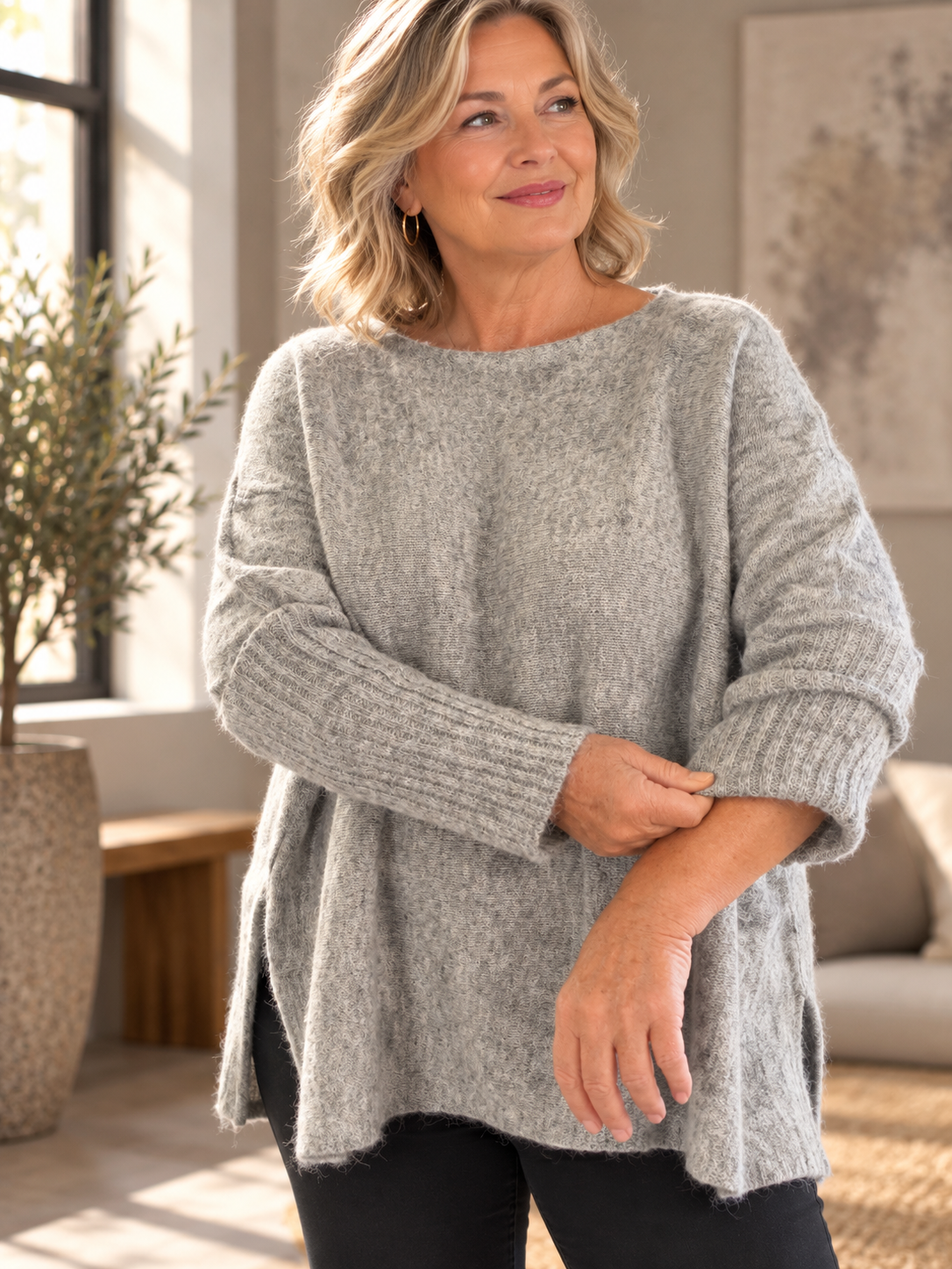 Alt-tekst: **Henry uldstrik i plus size med flagermusærmer, bådhals og lange ærmer med rib. Let og blød strik, fås i 5 flotte farver. Billedet er AI-genereret.**