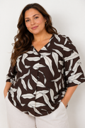Hermina 2 bluse fra Wasabi er en stilfuld og komfortabel plus size bluse, designet til kvinder med former. Blusen går op til størrelse 58 og har en løs, flatterende pasform, der giver både bevægelsesfrihed og et elegant look. Det moderne print i varme brune nuancer tilfører et sofistikeret udtryk, mens den bløde kvalitet gør den behagelig at have på hele dagen.

Perfekt til både hverdag og hyggelige sammenkomster – style den med brede bukser eller jeans for et afslappet og feminint outfit.