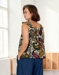 “Plus size top fra Wasabi Concept i blød viskosekvalitet. Modellen WA-HEVA 1 har en løs og komfortabel pasform, rund halsudskæring og et enkelt, tidløst design. Toppen falder let omkring kroppen og er velegnet til både hverdag og lag-på-lag styling.”