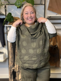 Smart plus size tunika i 100% hør. Den passer virkelig godt med vores Hulda hør stumpebuks, som er i samme kvalitet. Tunikaen her findes i et hav af forskellige farver.