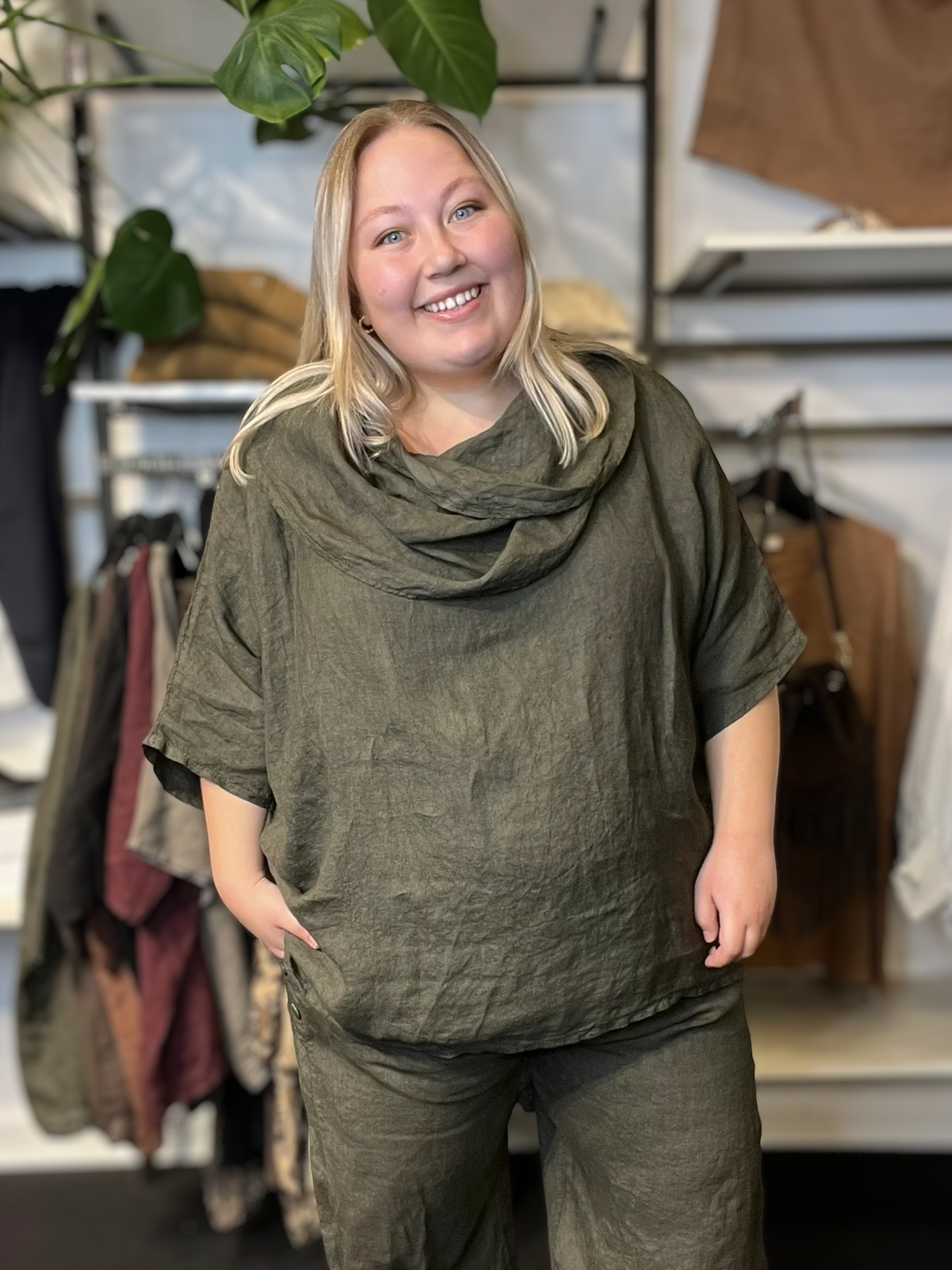 Smart plus size tunika i 100% hør. Den passer virkelig godt med vores Hulda hør stumpebuks, som er i samme kvalitet. Tunikaen her findes i et hav af forskellige farver.