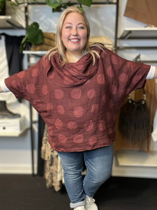 Smart plus size tunika i 100% hør. Den passer virkelig godt med vores Hulda hør stumpebuks, som er i samme kvalitet. Tunikaen her findes i et hav af forskellige farver.